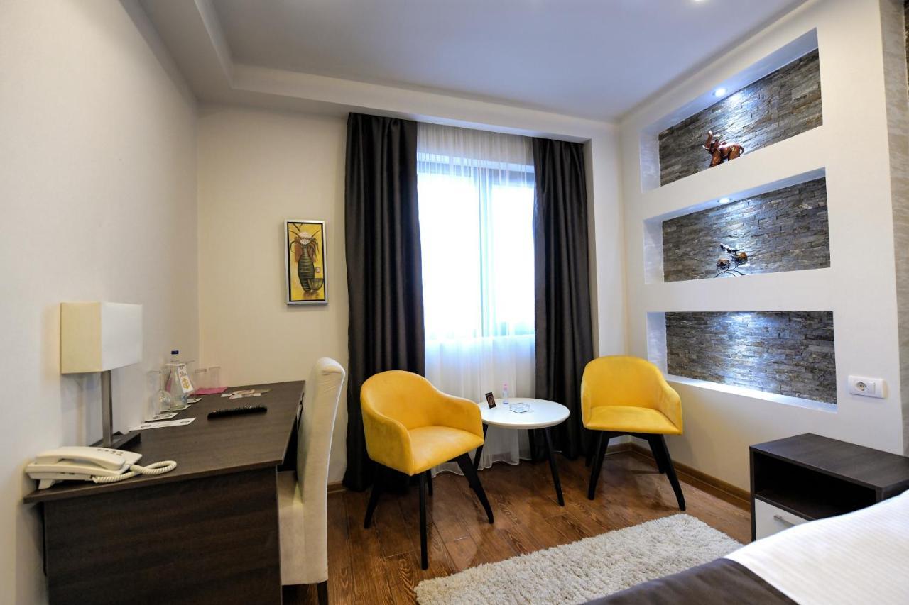Garnet Hotel & Event Centar Ruma Exterior foto