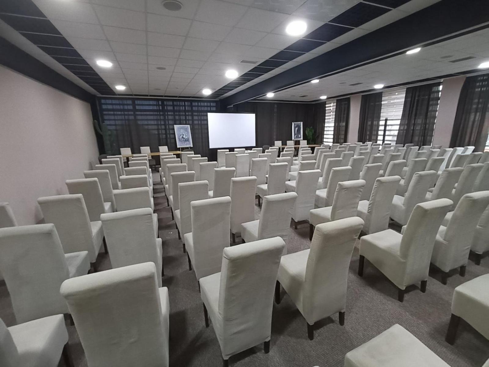 Garnet Hotel & Event Centar Ruma Exterior foto