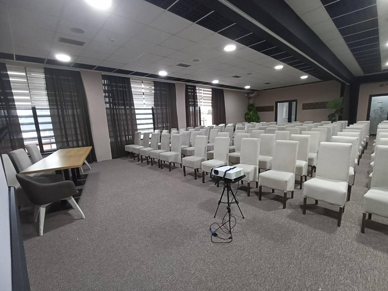 Garnet Hotel & Event Centar Ruma Exterior foto