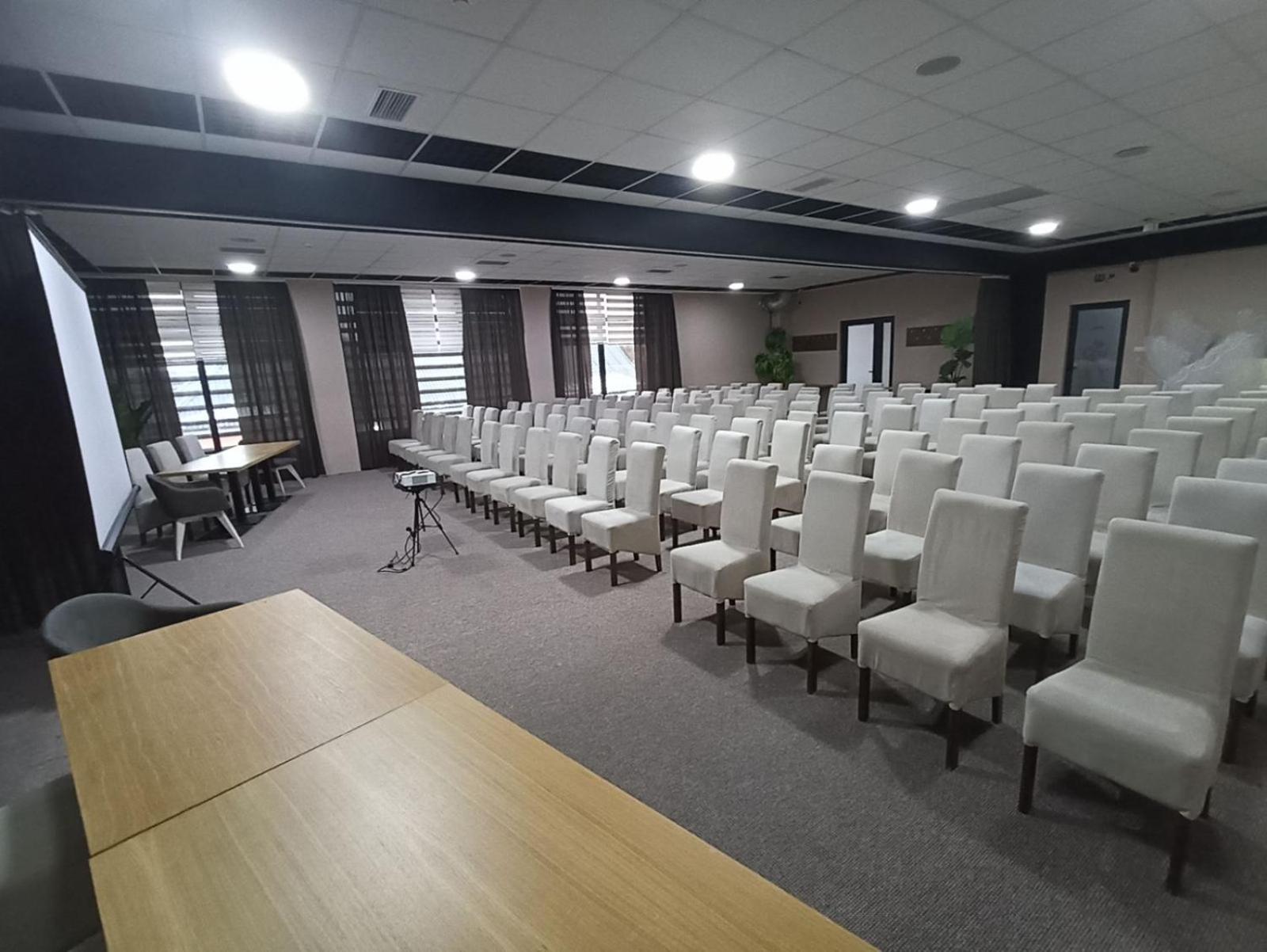Garnet Hotel & Event Centar Ruma Exterior foto