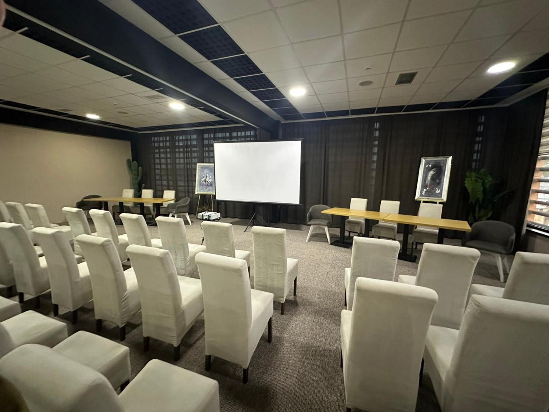 Garnet Hotel & Event Centar Ruma Exterior foto