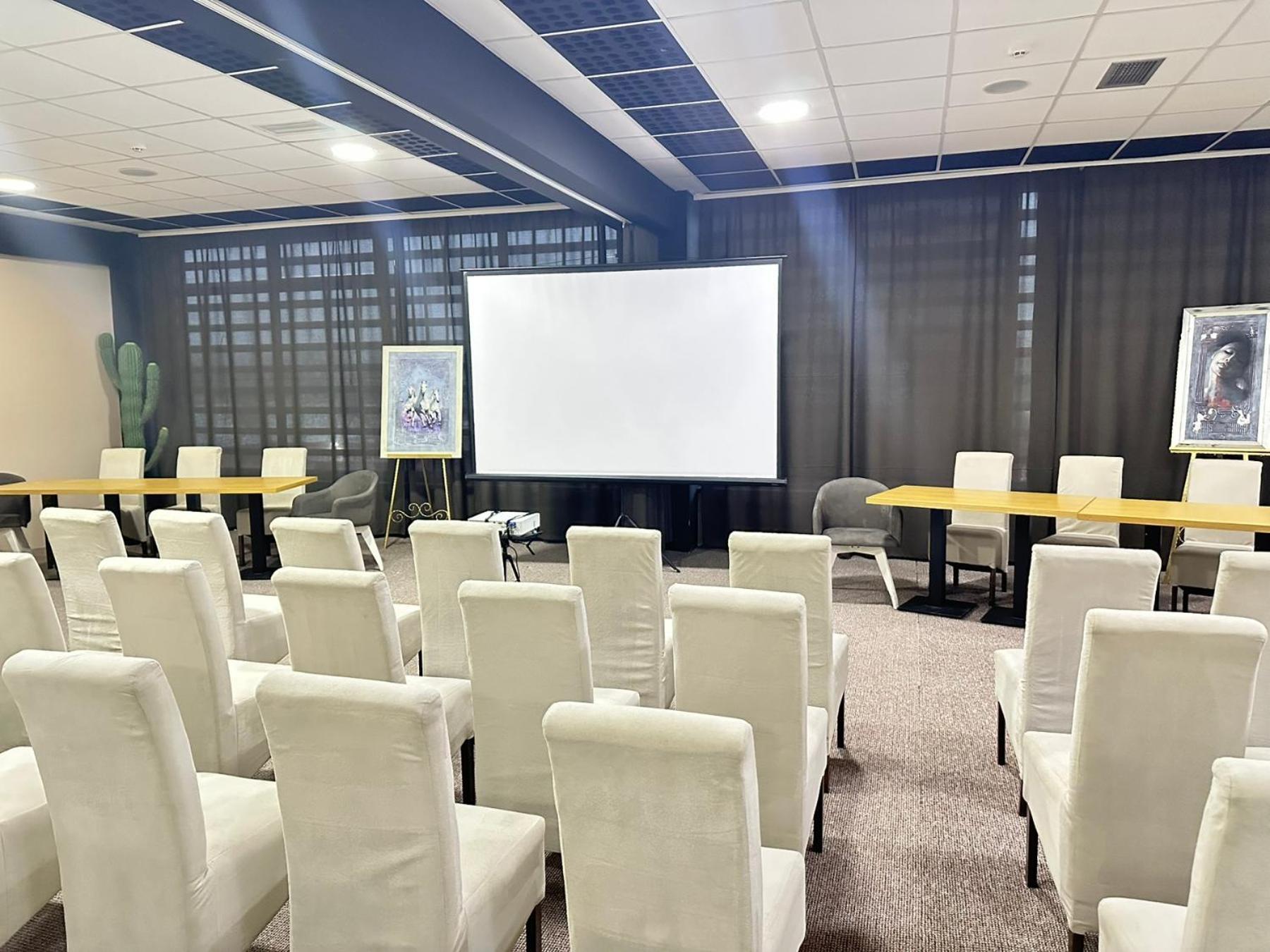 Garnet Hotel & Event Centar Ruma Exterior foto