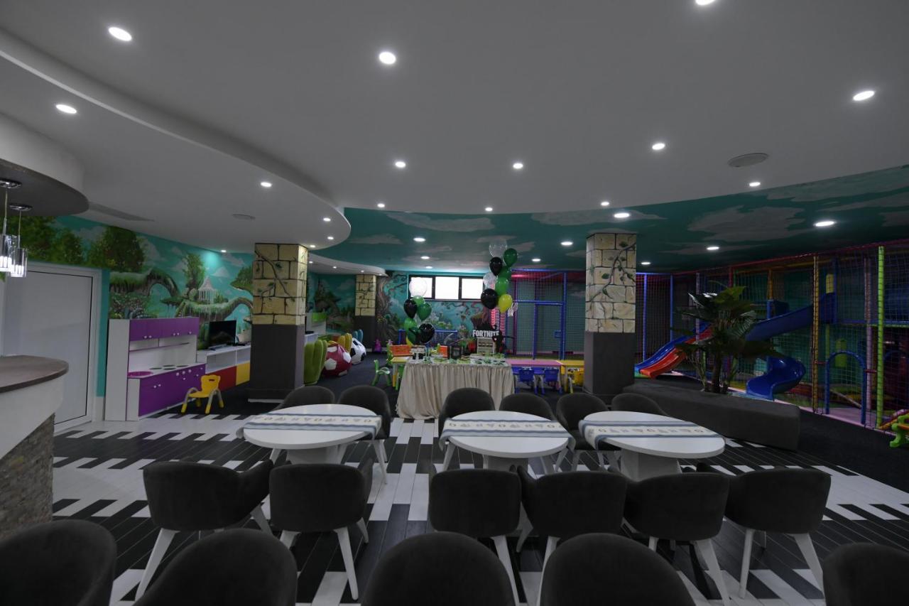 Garnet Hotel & Event Centar Ruma Exterior foto